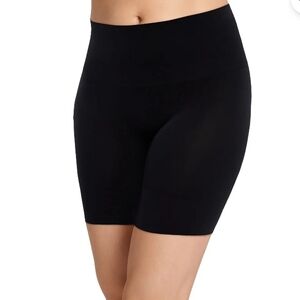 Jockey Women's Black Mid Waist Seamless Moderate Support Short